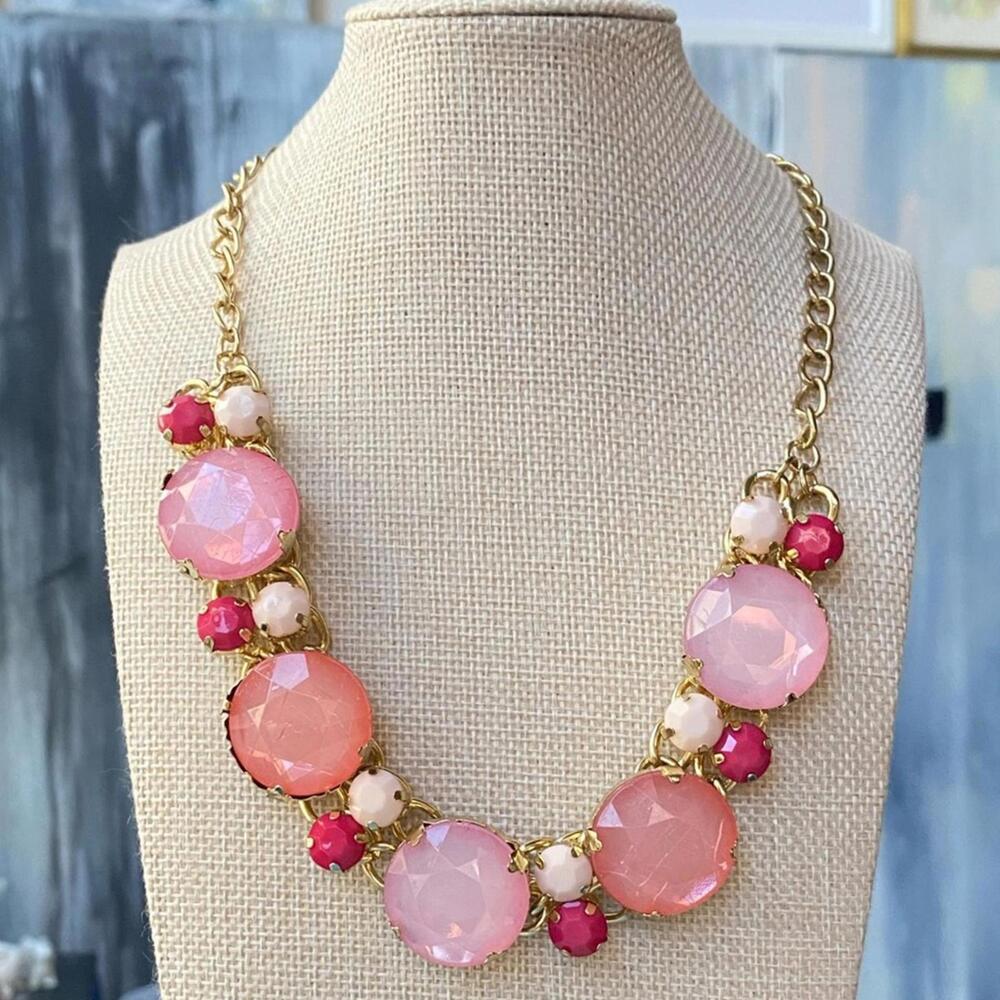 🚫SOLD OUT🚫 New York & Co. Gold-Tone Pink & White Statement BibNecklace - Picture 2 of 7